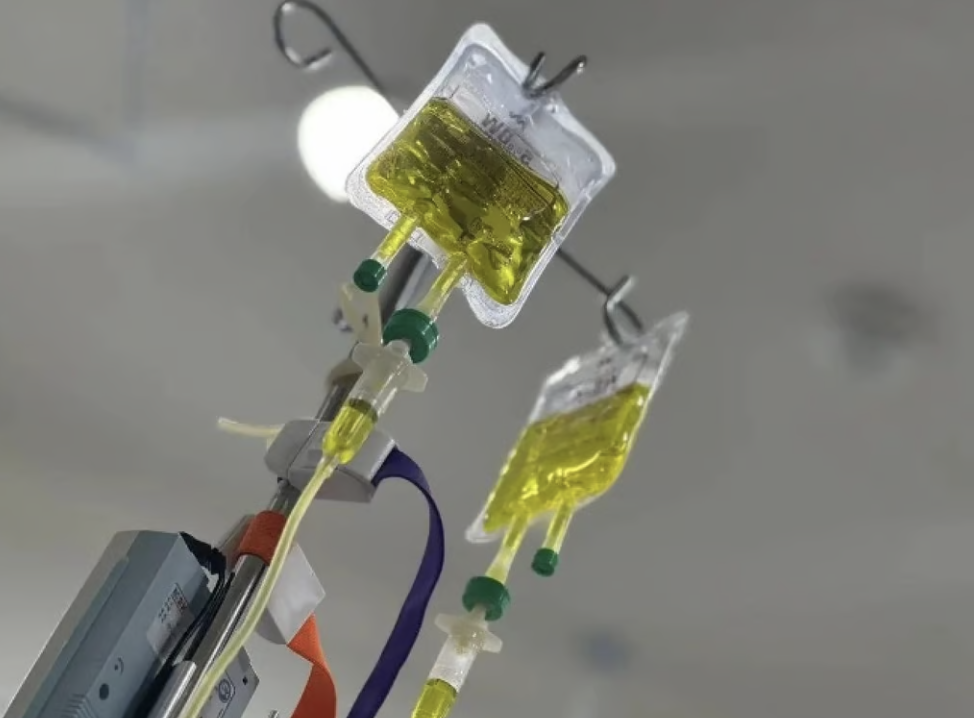 Nhiều thanh niên Hàn Quốc, Trung Quốc cho rằng truyền dịch qua tĩnh mạch sẽ giúp giảm căng thẳng, mệt mỏi. Ảnh: Weixin