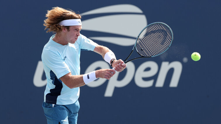Rublev đánh thuận tay trong trận gặp Rinderknech trên sân số 17 ở tổ hợp quần vợt Flushing Meadows, New York. Ảnh: Reuters