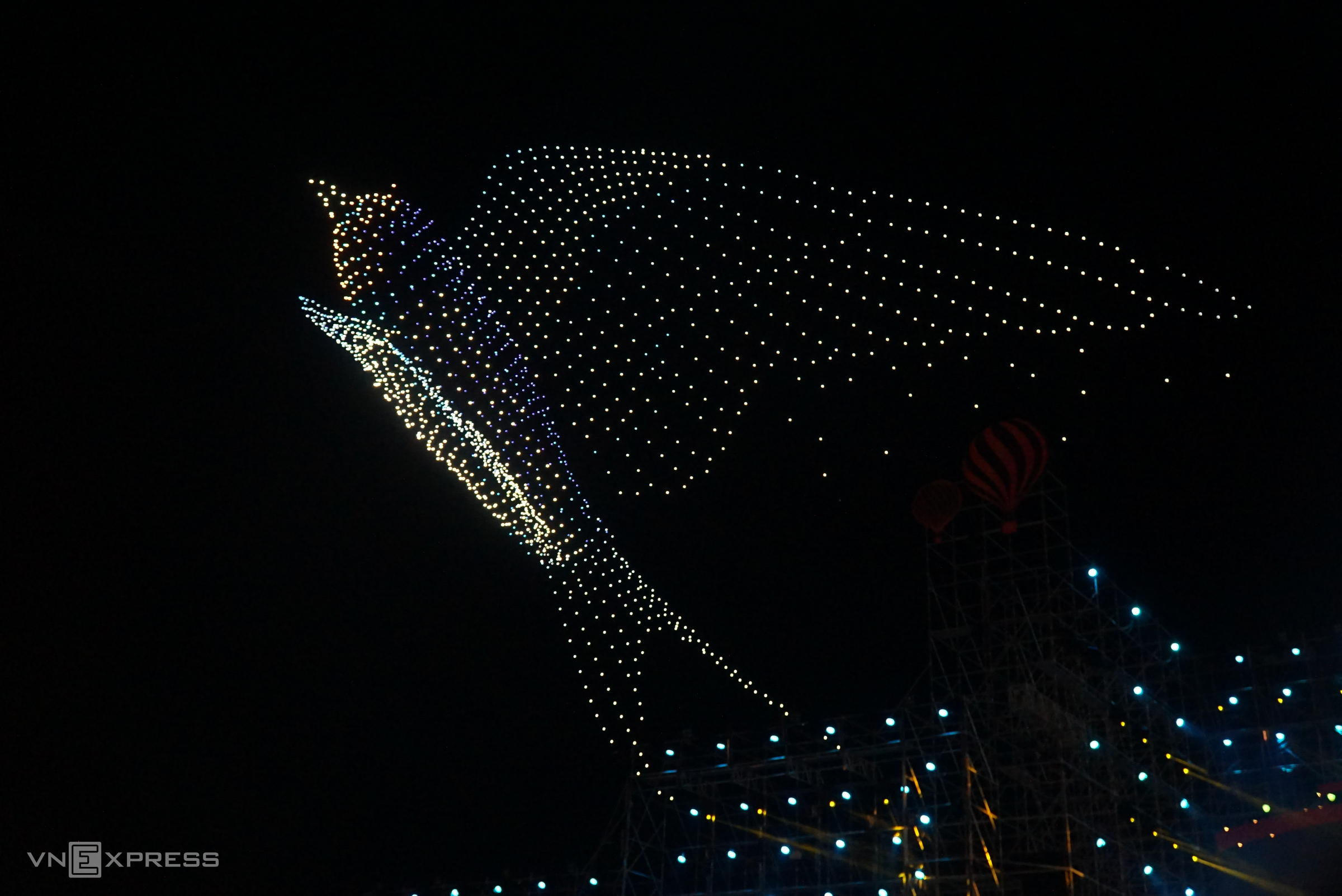 Các drone trình diễn hình ảnh chim yến bay lên bầu trời trong đêm khai mạc Festival Biển Nha Trang - Khánh Hoà 2023. Ảnh: Bùi Toàn