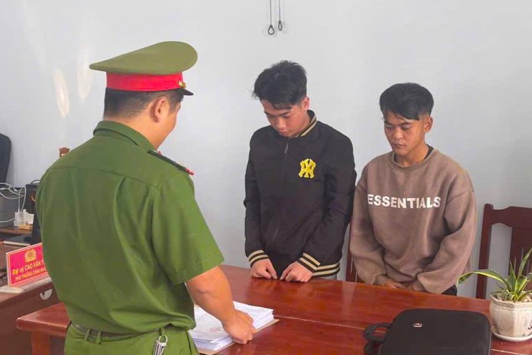 Hai bị can Chường và Lâm nghe cảnh sát đọc lệnh bắt tạm giam. Ảnh: Công an Ninh Thuận