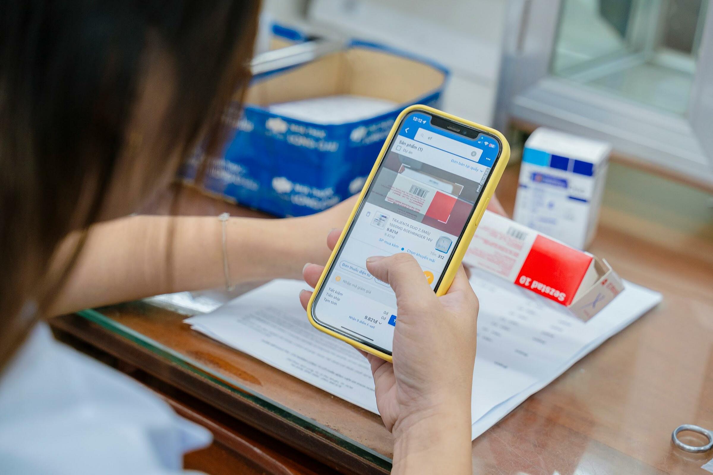 Với vài thao tác trên điện thoại, dược sĩ Long Châu có thể xử lý đơn thuốc trong tích tắc. Ảnh: FPT Long Châu