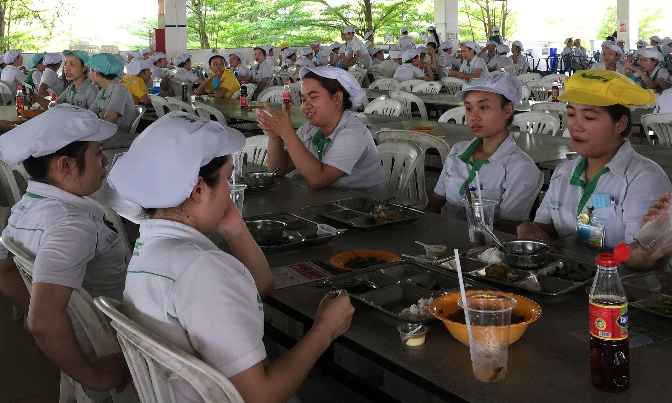 Công nhân Nidec Việt Nam trong giờ ăn ca. Ảnh: Lê Tuyết