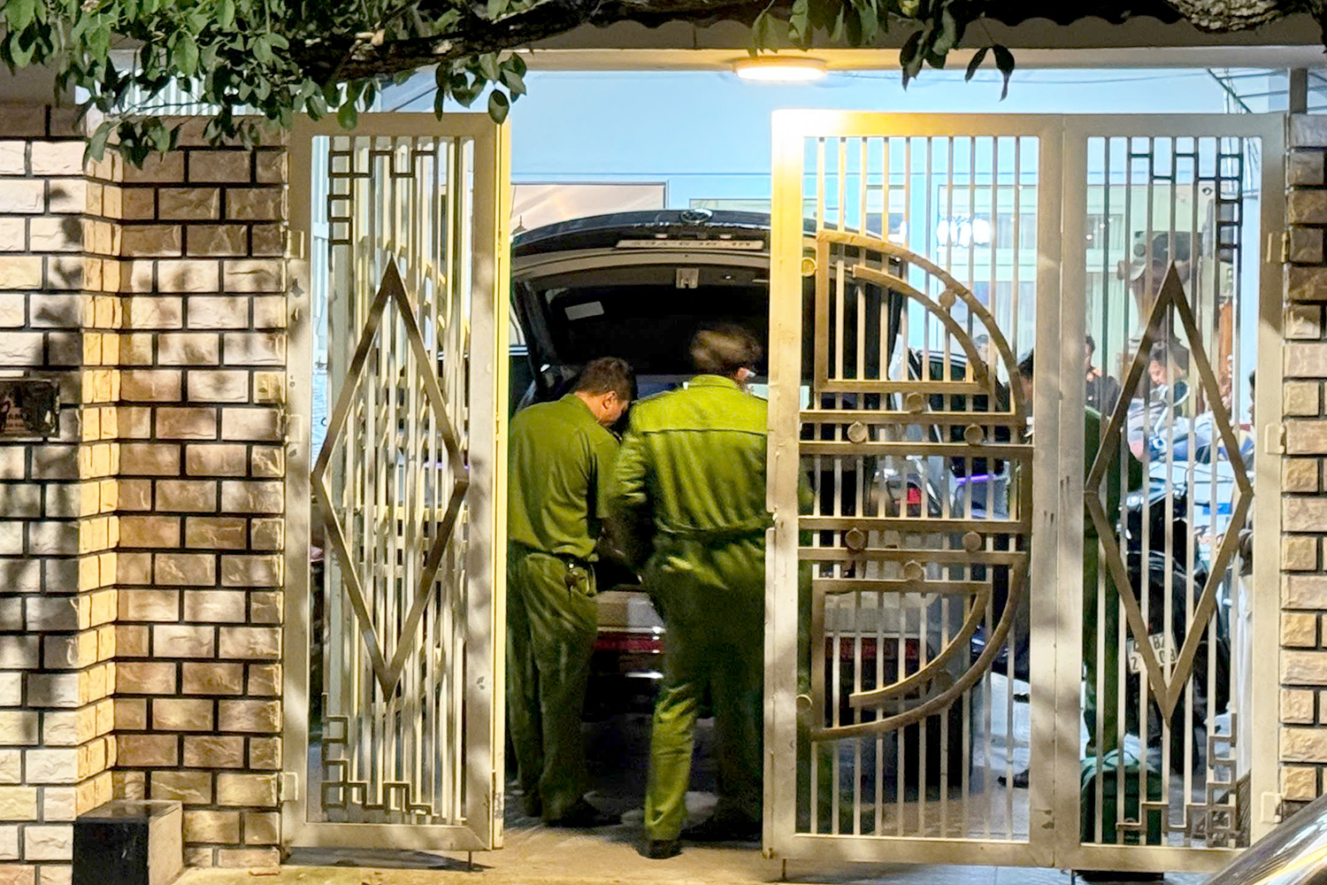 Nhiều cảnh sát làm việc tại nhà ông Công, tối 24/9. Ảnh: Hoài Thanh