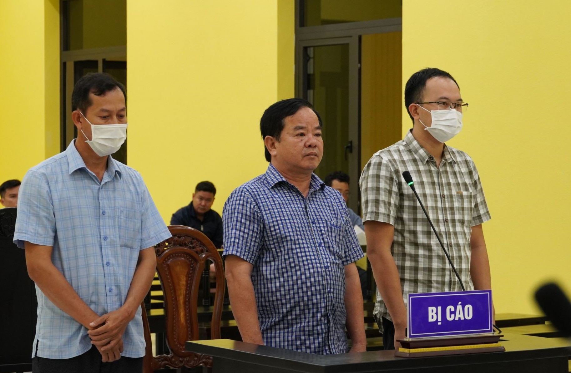 Nhàn, Phương và Thanh (từ phải sang) tại tòa. Ảnh: An Minh