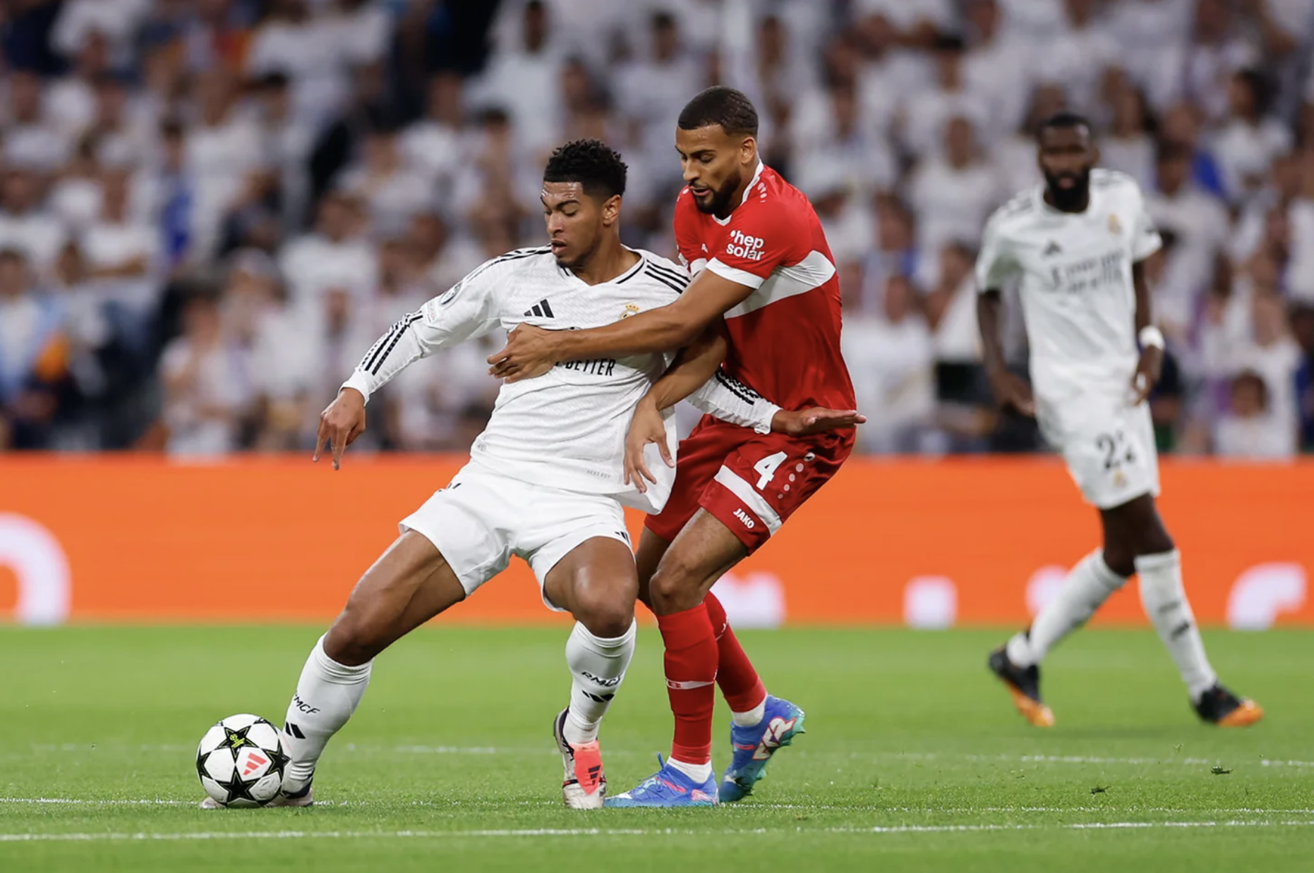 Bellingham che bóng trước hậu vệ Josha Vagnoman (số 4) trong trận Real thắng Stuttgart 3-1 ở lượt đầu Champions League trên sân Bernabeu ngày 17/9. Ảnh: realmadrid.com