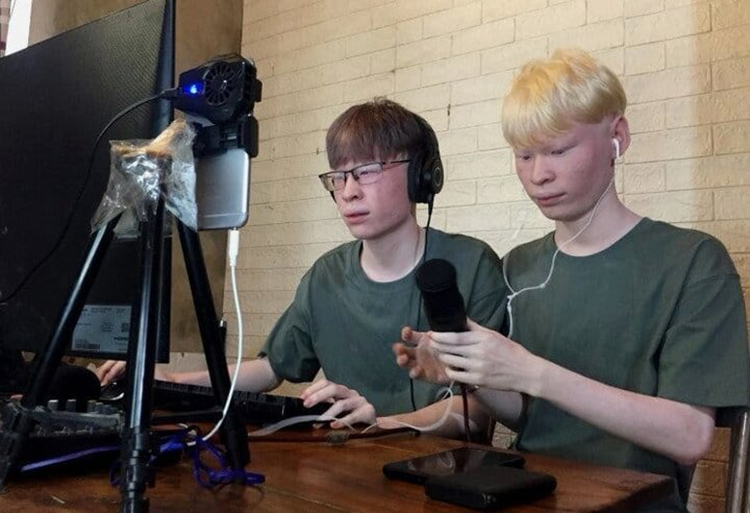 Xuân Huy (đeo kính) và Xuân Hùng chuẩn bị cho một buổi livestream tại nhà. Anh: Nhân vật cung cấp