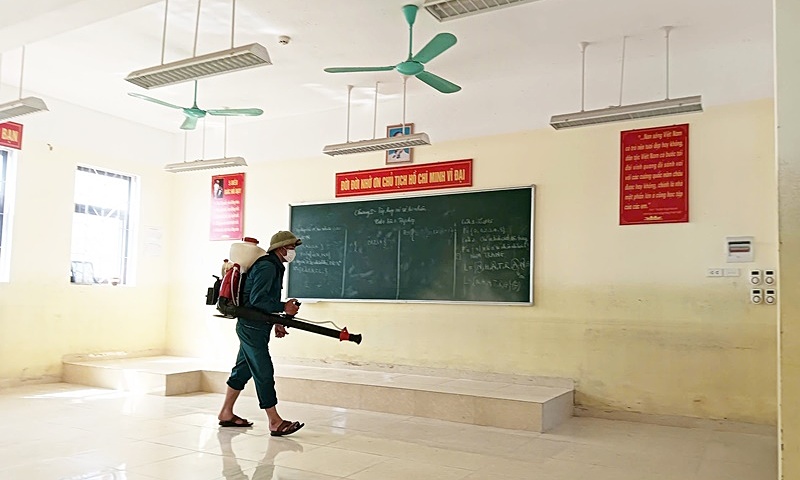 Phun vệ sinh khử khuẩn trường học tại xã Nam Phương Tiến. Ảnh: UBND huyện Chương Mỹ