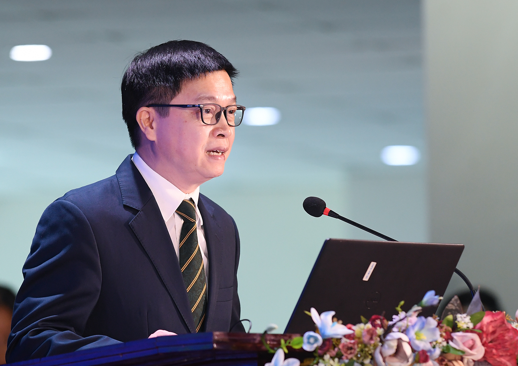 GS Hoàng Văn Minh chia sẻ kết quả nghiên cứu tại hội thảo. Ảnh: NT