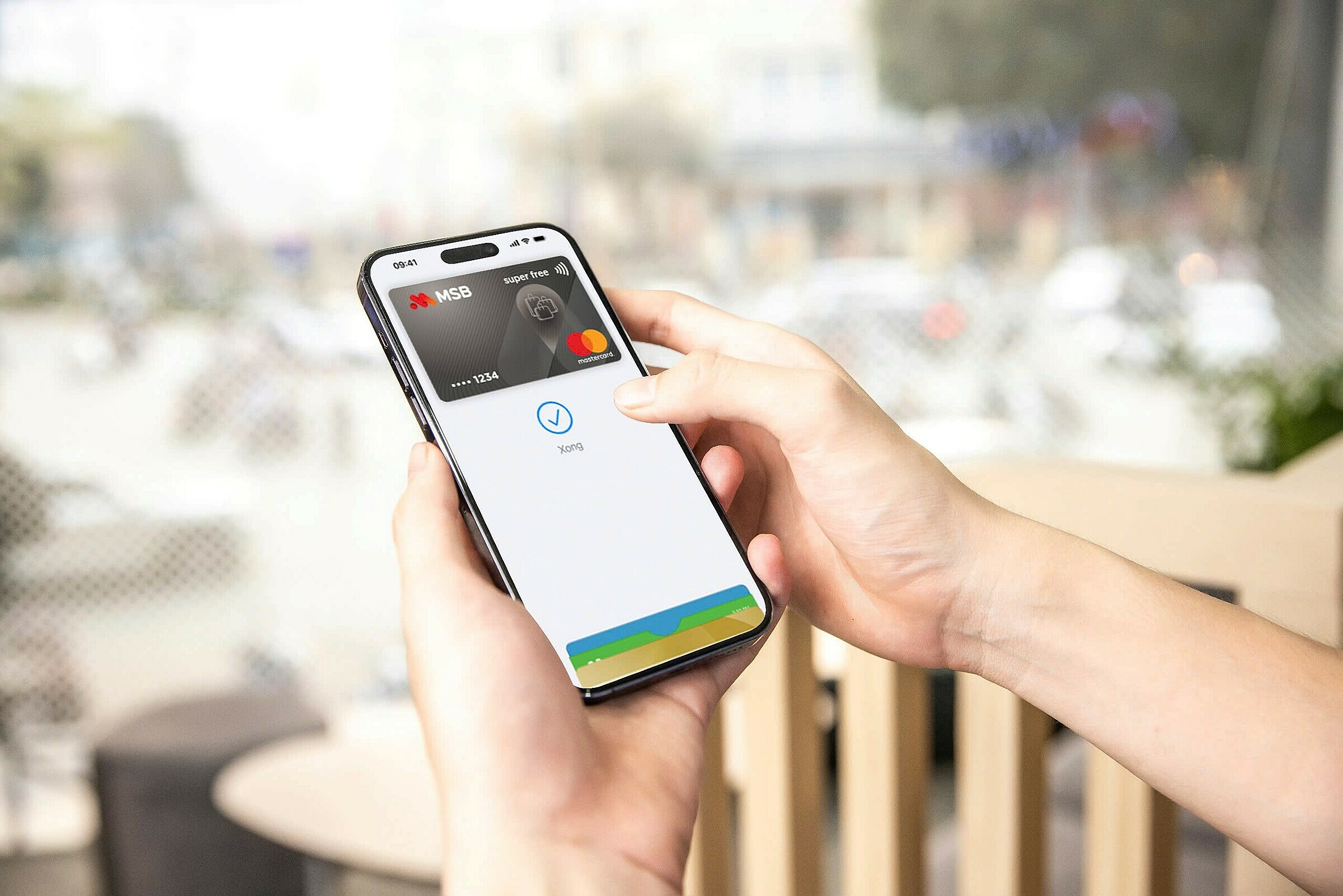 Khách hàng thực hiện giao dịch thẻ MSB trên Apple Pay. Ảnh: MSB