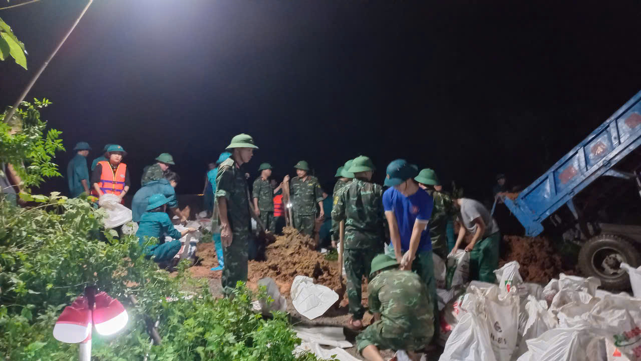 Quân dân cùng đắp đê ngăn lũ tối 8/9/2024. Ảnh: TN
