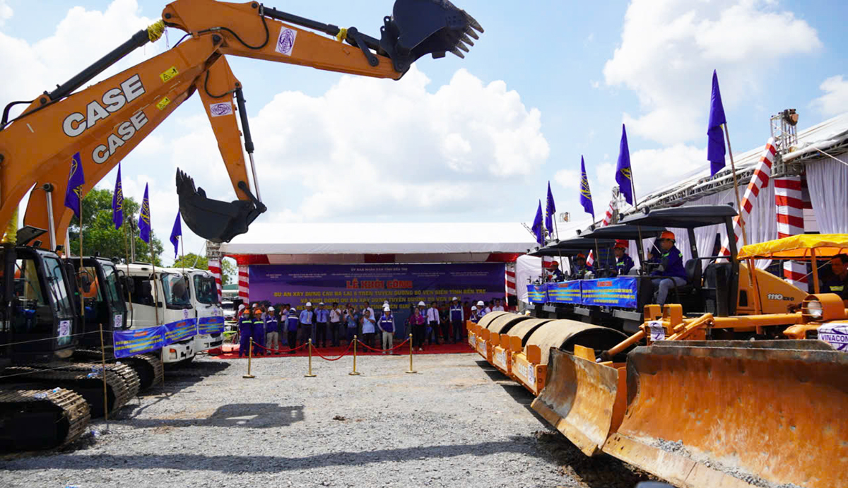 Quang cảnh khởi công cầu Ba Lai 8. Ảnh: Hoàng Nam