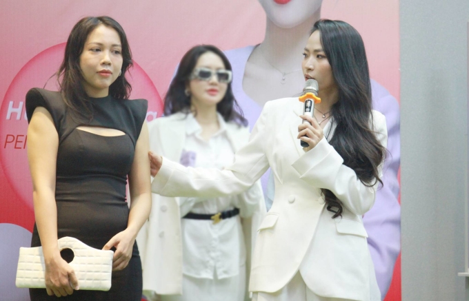 1-17-2270-1732093528 Chuyên gia phong cách Dương Vy tư vấn cho Thanh Nhàn nên ăn mặc như thế nào để tốt khoe xấu che, tại workshop Biến hình phong cách nơi công sở ở Hà Nội hôm 15/11. Ảnh: Phan Dương