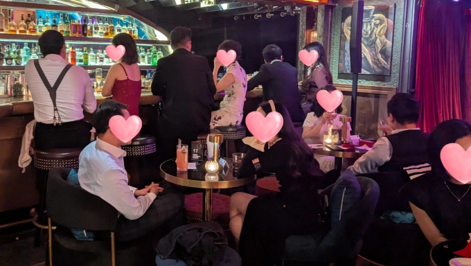 169-hanoi-event-5779-1732454097 Người độc thân tham dự buổi hẹn hò, trong một quán bar ở phố cổ, Hà Nội, tối 22/11. Ảnh: Clique