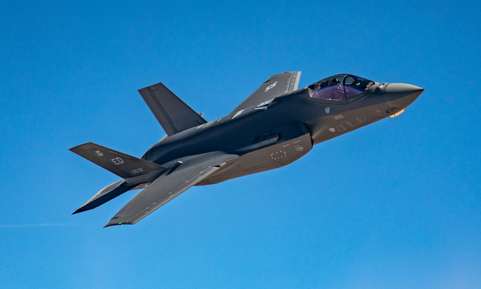 5563187178137268551a-f-35-2232-1732585028 Tiêm kích F-35 bay trên căn cứ không quân Edwards ở bang California, Mỹ tháng 5/2023. Ảnh: USAF