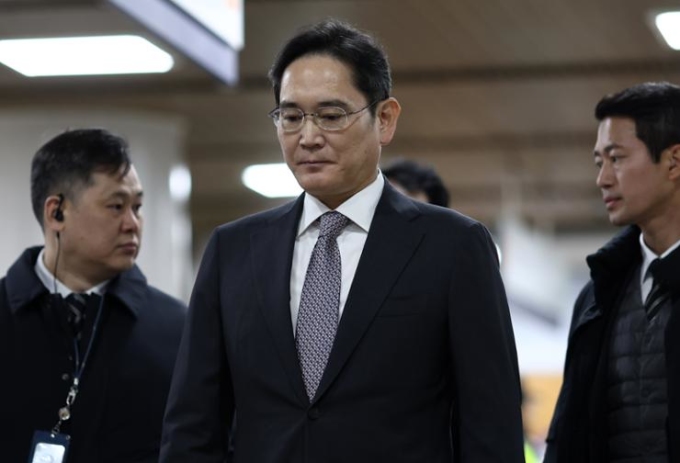 Chủ tịch Samsung Electronics Lee Jae-yong ra hầu tòa tại Tòa án cấp cao Seoul ở quận Seocho, Seoul, ngày 25/11. Yonhap