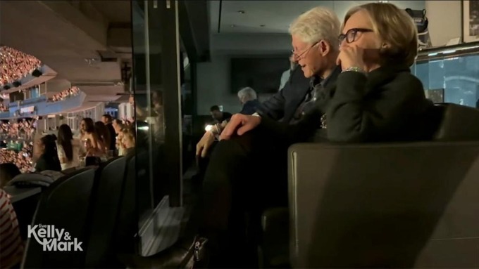 bill-clinton-gushes-seeing-fas-8007-1345-1732589960 Vợ chồng nhà ông Clinton tại phòng VIP sân vận động Rogers Centre. Ảnh: ABC