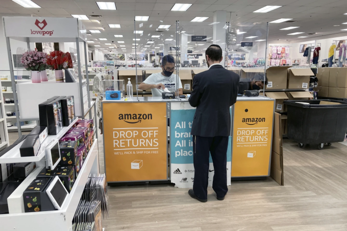 Khách trả lại hàng đã mua trên Amazon tại một cửa hàng ở Clifton, New Jersey, Mỹ, năm 2021. Ảnh: AP.