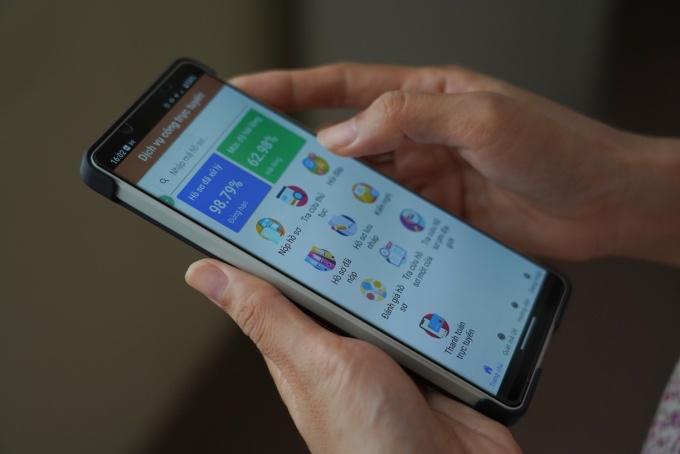 dsc06066-jpg-6269-1732527062 Người dân thao tác ứng dụng DVC Bà Rịa - Vũng Tàu trên smartphone. Ảnh: Trường Hà
