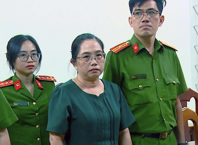 nha-trang-4370-1732600522 Bà Nguyễn Thị Hồng Sâm (giữa) lúc bị bắt. Ảnh: Công an Khánh Hòa