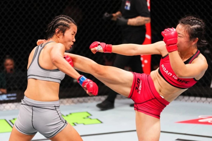 shi-jpg-1486-1732586479 Ming Shi (đồ thi đấu màu đỏ) tung đòn đá tầm cao khiến Xiaocan Feng bất tỉnh. Ảnh: Zuffa LLC