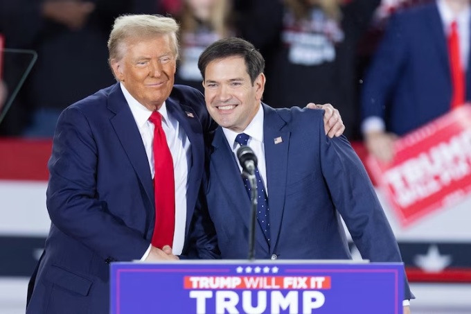 Ông Donald Trump (trái) và thượng nghị sĩ Marco Rubio tại cuộc vận động tranh cử ở Raleigh, bang Bắc Carolina ngày 4/11. Ảnh: AFP