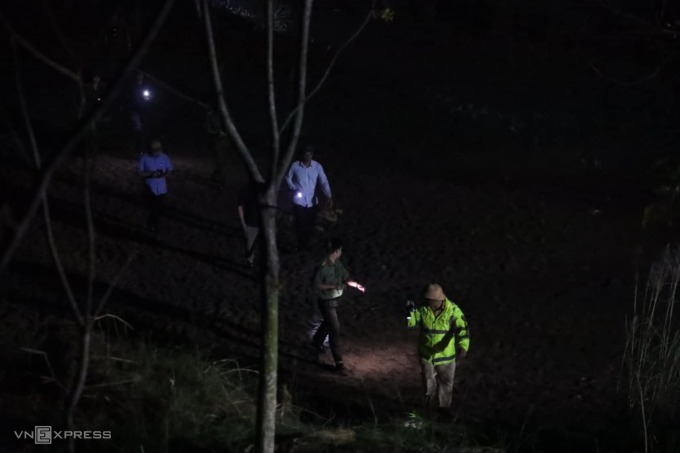 unknown-3-1731946634-5063-1731946716 Lực lượng chức năng vẫn tiếp tục tìm kiếm học sinh mất tích trong đêm. Ảnh: Việt An