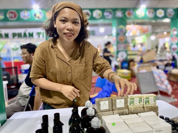 461805048-840259481265224-6804-7791-3591-1728462903 Chị Bùi Thị Thủy ở hội chợ quận 10, TP HCM, chiều 30/9. Ảnh: Ngọc Ngân