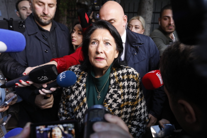 Tổng thống Gruzia Salome Zurabishvili trả lời báo chí tại thủ đô Tbilisi hồi tháng 10. Ảnh: AFP