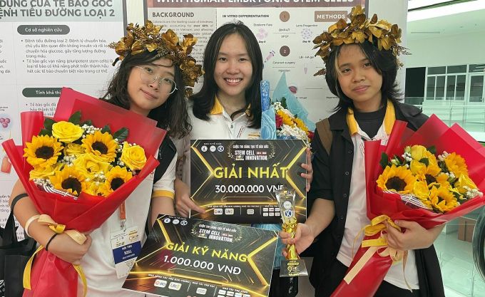 chung-ket-te-bao-goc-2024-1734-2574-7453-1734252853 Ba nữ sinh lớp 11 với ý tưởng ứng dụng tế bào gốc trị bệnh đục thủy tinh thể thắng giải Sáng tạo tế bào gốc năm 2024. Ảnh: Hà An
