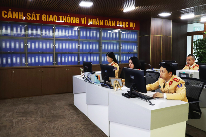 da-u-gia-bs-jpeg-1734319212-3575-1734319284 Cảnh sát giao thông giám sát phiên đấu giá. Ảnh: Phạm Thành