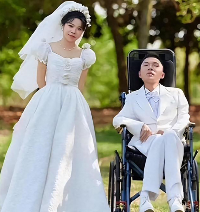 dam-cuoi-3-3-1734062434-1750-1734063187 Ảnh cưới của Khải Thần và Lộc Lộc. Ảnh: 163.com