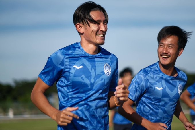 doi-tuyen-campuchia-aff-cup-20-8983-7708-1733137136 Tiền vệ gốc Nhật Bản Hikaru Mizuno tập luyện ở đội tuyển Campuchia chiều 2/12. Ảnh: FFC