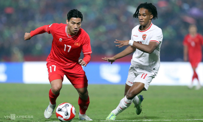 indonesia-vie-t-nam-1734333466-5573-6775-1734333588 Tiền đạo Ronaldo Kwateh tranh bóng với Vũ Văn Thanh, trong trận Việt Nam hạ Indonesia 1-0 tại bảng B, ASEAN Cup trên sân Việt Trì, tỉnh Phú Thọ tối 15/12/2024. Ảnh: Hiếu Lương
