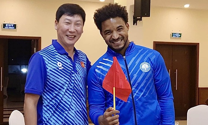 kim-1733451977-5337-1733451999 HLV Kim Sang-sik và Nguyễn Xuân Son trong lần đầu hội quân tuyển Việt Nam tối 5/12. Ảnh: VFF