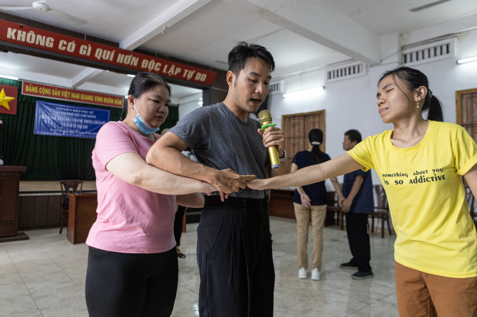 lop-khieu-vu-cua-nguoi-m-6435-5180-7704-1732953355 Thầy Trần Quốc Tú hướng dẫn học viên khiêu vũ ở lớp học thuộc quận 1, TP HCM, chiều 29/11. Ảnh: Khương Nguyễn