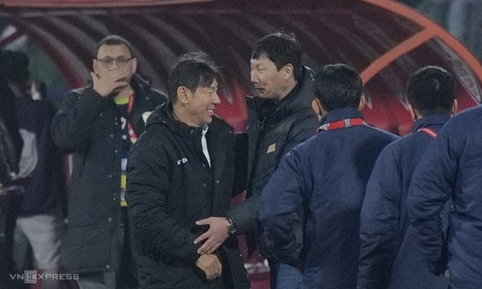 shin-tae-yong-jpeg-1734277769-9757-9312-1734277828 HLV Shin Tae-yong cười khi bắt tay Kim Sang-sik, sau trận Việt Nam hạ Indonesia 1-0 tại bảng B, ASEAN Cup trên sân Việt Trì, tỉnh Phú Thọ tối 15/12/2024. Ảnh: Ngọc Thành