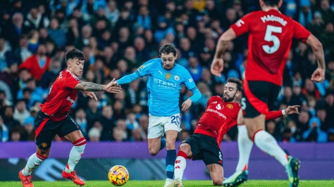 silva-jpg-1734306934-7329-1734308092 Tiền vệ Bernardo Silva đi bóng trong trận Man City thua Man Utd 1-2 trên sân Etihad, Manchester, Anh ngày 15/12. Ảnh: Man City