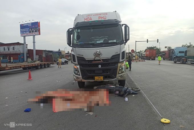 tai-nan-1734321296-1734321307-6300-3781-1734321359 Hiện trường vụ tai nạn khiến hai mẹ con tử vong sáng 16/12. Ảnh: Lê Tân