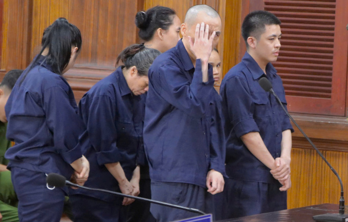 viet-kieu-1734321196-173432122-1313-1313-1734321559 Bị cáo Chu Bá Chung (che mặt) và đồng phạm nghe tuyên án sáng nay. Ảnh: Hải Duyên