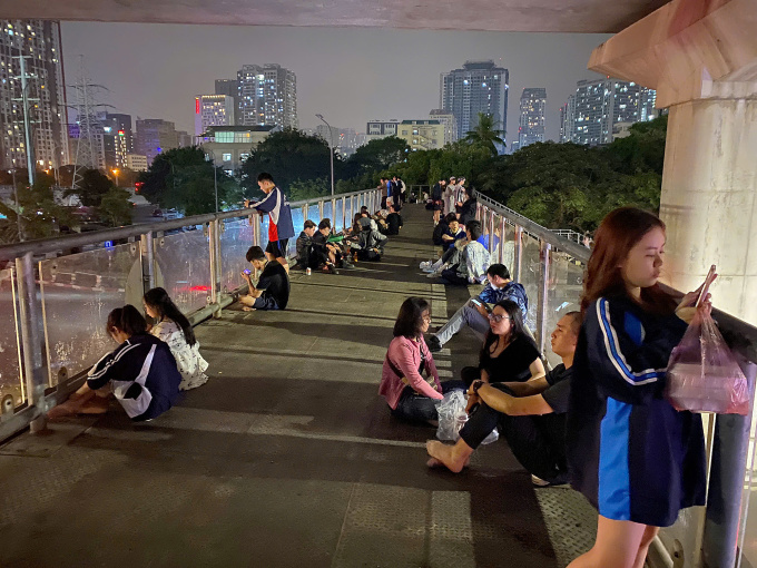 z6071596715158-dab62a961594913-9503-2497-1732624724 Cầu vượt Mai Dịch, phường Mai Dịch, quận Cầu Giấy tập trung hơn 40 người cùng bạn bè đến trò chuyện, 23h30 ngày 25/11. Ảnh: Nga Thanh