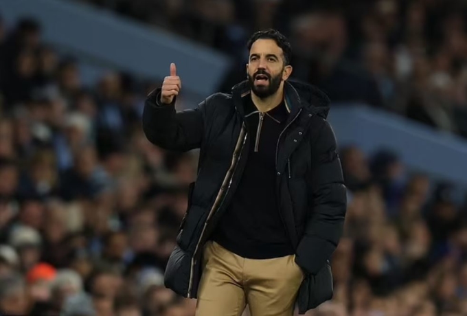 amorim-jpg-2708-1734297834 HLV Ruben Amorim phản ứng trong trận Man Utd thắng Man City 2-1 trên sân Eithad, Manchester, Anh ngày 15/12. Ảnh: Reuters