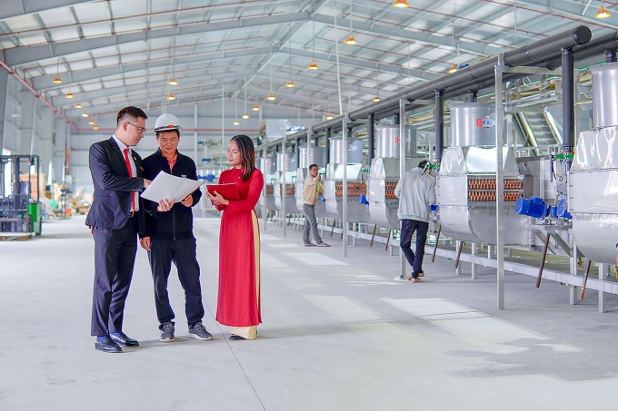 anh-2-3-1734191333-6670-1734235139 Ảnh: Agribank triển khai đồng bộ các giải pháp để có điều kiện giảm lãi suất cho vay, đồng hành cùng người dân, doanh nghiệp phát triển sản xuất kinh doanh.