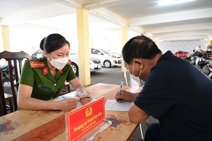 da-ng-ky-xe-ma-y-1734270089-5833-1734308590 Cán bộ công an xã ở Hà Nội hướng dẫn người dân làm thủ tục cấp biển số xe máy. Ảnh: Gia Chính