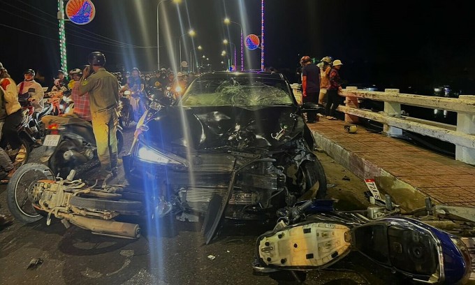 hien-truong-tai-nan-1734275869-6798-9921-1734277935 Hiện trường vụ tai nạn trên cầu Tân Lý, La Gi, tối 15/12. Ảnh: Người dân cung cấp