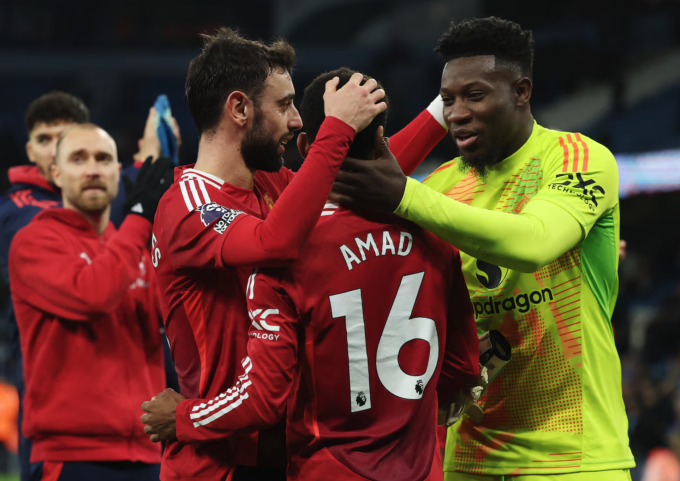 screenshot-2024-12-16-at-02-21-6114-7910-1734291773 Amad Diallo, Bruno Fernandes và Andre Onana chia vui với nhau sau khi cùng Man Utd đánh bại Man City. Ảnh: Reuters