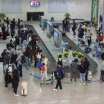 Hành khách chờ lấy hành lý tại sân bay Tân Sơn Nhất, tháng 1/2023. Ảnh: Quỳnh Trần