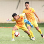 Thái Sơn (trước) trong buổi tập đầu tiên của U22 Việt Nam tại Phnom Penh chiều 26/4. Ảnh: Lâm Thỏa