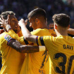 Cầu thủ Barca mừng bàn thắng cùng Ferran Torres (giữa). Ảnh: Marca