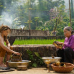 NSƯT Lê Thiện (phải) trong cảnh dạy Amanda chùi rửa lư hương ngày giáp Tết. Ảnh: Netflix