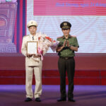 Thượng tướng Lương Tam Quang trao quyết định bổ nhiệm cho tân Giám đốc Công an tỉnh Bình Dương. Ảnh: Yên Khánh